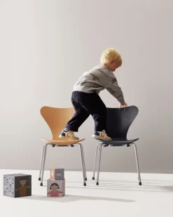 Fritz Hansen 3177 Barnestol, Serie 7 af Arne Jacobsen Outlet