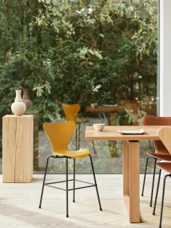 Fritz Hansen 3177 Junior Højstol, farvet ask af Arne Jacobsen Best