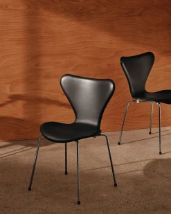 Fritz Hansen 3107 stol, fuldpolstret Essential læder lava/krom stel af Arne Jacobsen Best