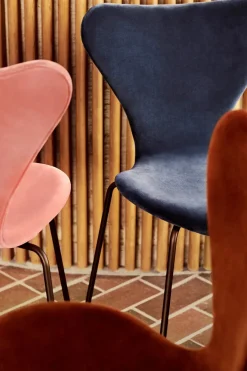 Fritz Hansen 3107 Stol, fuldpolstret velour af Arne Jacobsen Clearance