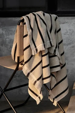 Ferm Living Alee Beach Towel, sand/black fra Outlet