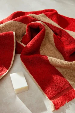 Ferm Living Alee Hand Towel, light camel/red fra