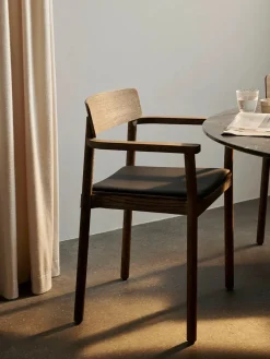 &Tradition Betty TK11 Spisebordsstol, sortlakeret eg/sort læder fra Discount