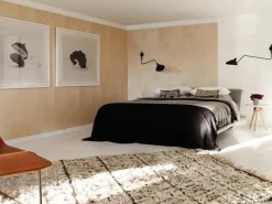 Editions Serge Mouille Big Wall Lamp w/1 Curved Arm af Serge Mouille Online