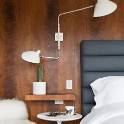 Editions Serge Mouille Big Wall Lamp w/2 Rotating Straight Arms af Serge Mouille Best