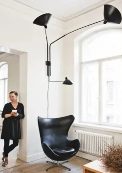 Editions Serge Mouille Big Wall Lamp w/3 Rotating Straight Arms af Serge Mouille Hot