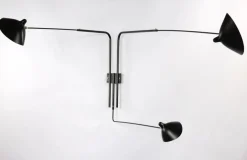 Editions Serge Mouille Big Wall Lamp w/3 Rotating Straight Arms af Serge Mouille Hot