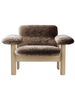Audo Copenhagen Brasilia Lounge Chair, low back, sheepskin fra New