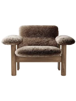 Audo Copenhagen Brasilia Lounge Chair, low back, sheepskin fra New