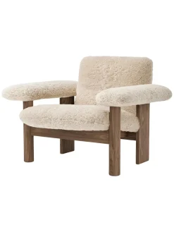 Audo Copenhagen Brasilia Lounge Chair, low back, sheepskin fra New