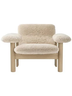 Audo Copenhagen Brasilia Lounge Chair, low back, sheepskin fra New