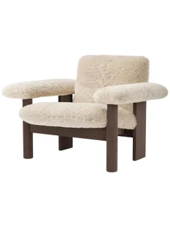 Audo Copenhagen Brasilia Lounge Chair, low back, sheepskin fra New