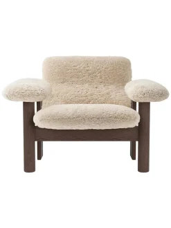 Audo Copenhagen Brasilia Lounge Chair, low back, sheepskin fra New