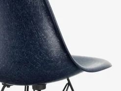 Vitra Eames Fiberglass Chair DSW, mørkbejdset ahorn fra Online