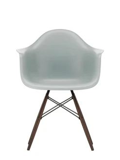 Vitra Eames Plastic Armchair DAW, mørkbejdset ahorntræ fra Clearance