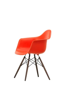 Vitra Eames Plastic Armchair DAW, mørkbejdset ahorntræ fra Clearance