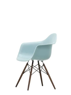 Vitra Eames Plastic Armchair DAW, mørkbejdset ahorntræ fra Clearance