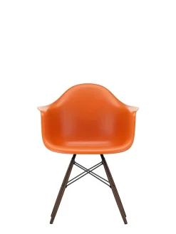 Vitra Eames Plastic Armchair DAW, mørkbejdset ahorntræ fra Clearance