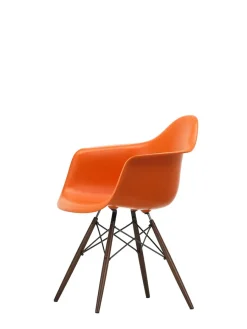 Vitra Eames Plastic Armchair DAW, mørkbejdset ahorntræ fra Clearance