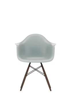 Vitra Eames Plastic Armchair DAW, mørkbejdset ahorntræ fra Clearance