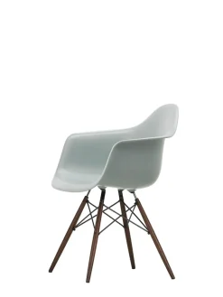 Vitra Eames Plastic Armchair DAW, mørkbejdset ahorntræ fra Clearance