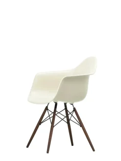 Vitra Eames Plastic Armchair DAW, mørkbejdset ahorntræ fra Clearance