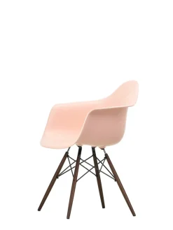 Vitra Eames Plastic Armchair DAW, mørkbejdset ahorntræ fra Clearance