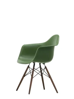 Vitra Eames Plastic Armchair DAW, mørkbejdset ahorntræ fra Clearance