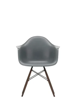 Vitra Eames Plastic Armchair DAW, mørkbejdset ahorntræ fra Clearance