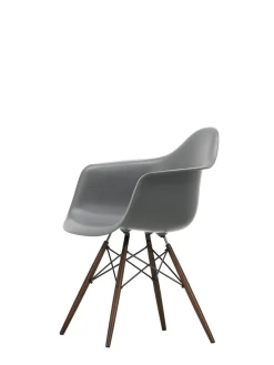 Vitra Eames Plastic Armchair DAW, mørkbejdset ahorntræ fra Clearance