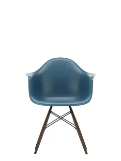 Vitra Eames Plastic Armchair DAW, mørkbejdset ahorntræ fra Clearance