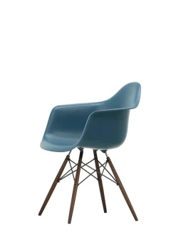 Vitra Eames Plastic Armchair DAW, mørkbejdset ahorntræ fra Clearance
