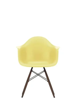 Vitra Eames Plastic Armchair DAW, mørkbejdset ahorntræ fra Clearance