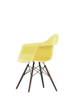 Vitra Eames Plastic Armchair DAW, mørkbejdset ahorntræ fra Clearance