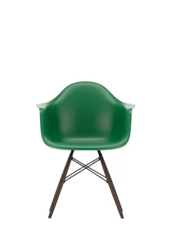 Vitra Eames Plastic Armchair DAW, mørkbejdset ahorntræ fra Clearance