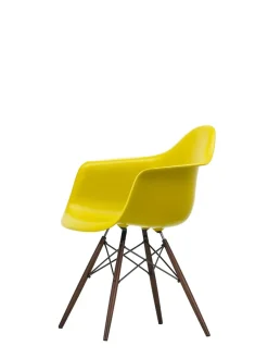 Vitra Eames Plastic Armchair DAW, mørkbejdset ahorntræ fra Clearance