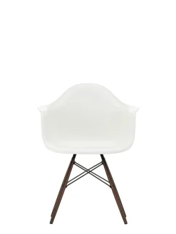 Vitra Eames Plastic Armchair DAW, mørkbejdset ahorntræ fra Clearance