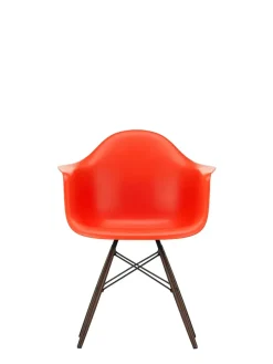 Vitra Eames Plastic Armchair DAW, mørkbejdset ahorntræ fra Clearance
