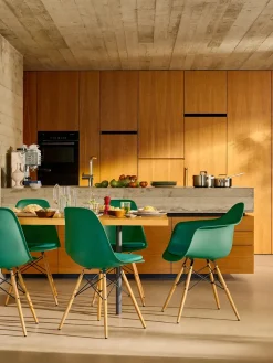 Vitra Eames Plastic Armchair DAW, ahorntræ fra Outlet