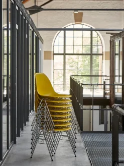 Vitra Eames Plastic Side Chair DSS, stabelbar fra Discount