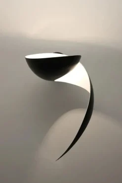 Editions Serge Mouille Flame Small Wall Lamp af Serge Mouille New