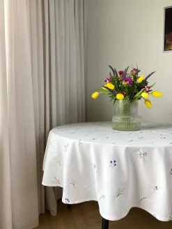 Blåmst Flower Dug, Rund fra Hot