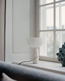 New Works Kizu Bordlampe Small, Black Marble fra New