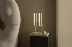 Audo Copenhagen Kubus 4 Lysestage, zink fra New
