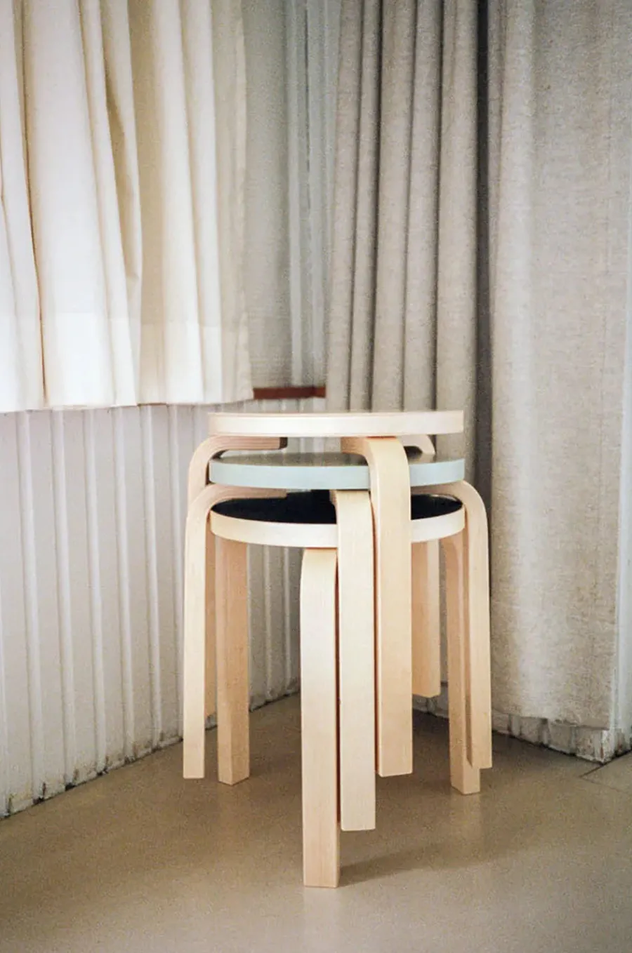 Artek Limited Edition Stool 60, Mahogany Brown fra Hot