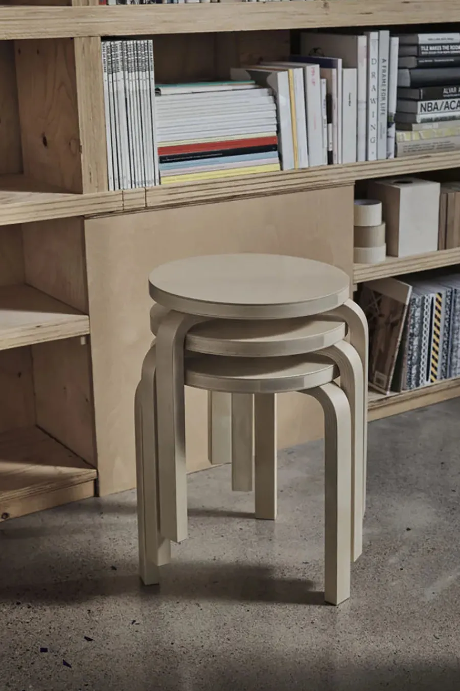 Artek Limited Edition Stool 60, Mahogany Brown fra Hot