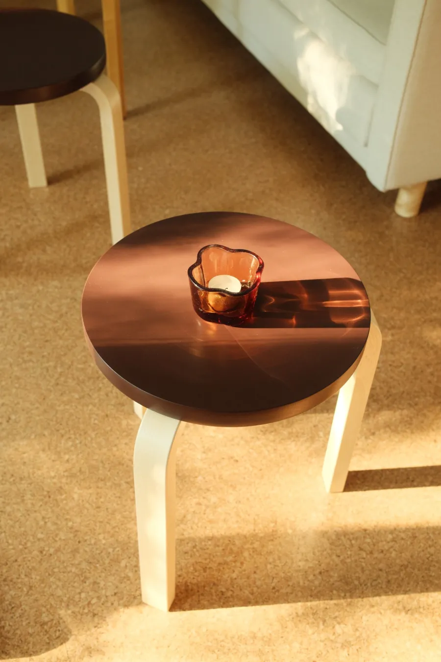 Artek Limited Edition Stool 60, Mahogany Brown fra Hot
