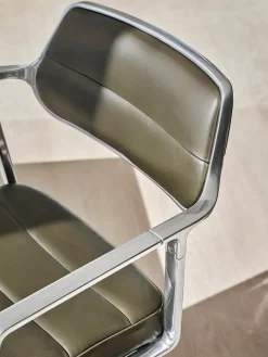 Vipp 453 Swivel+ Chair m/hjul, dark sand tekstil fra Clearance