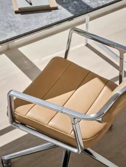 Vipp 453 Swivel+ Chair m/hjul, dark sand tekstil fra Clearance