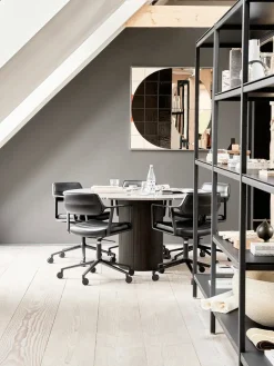 Vipp 453 Swivel+ Chair m/hjul, dark sand tekstil fra Clearance